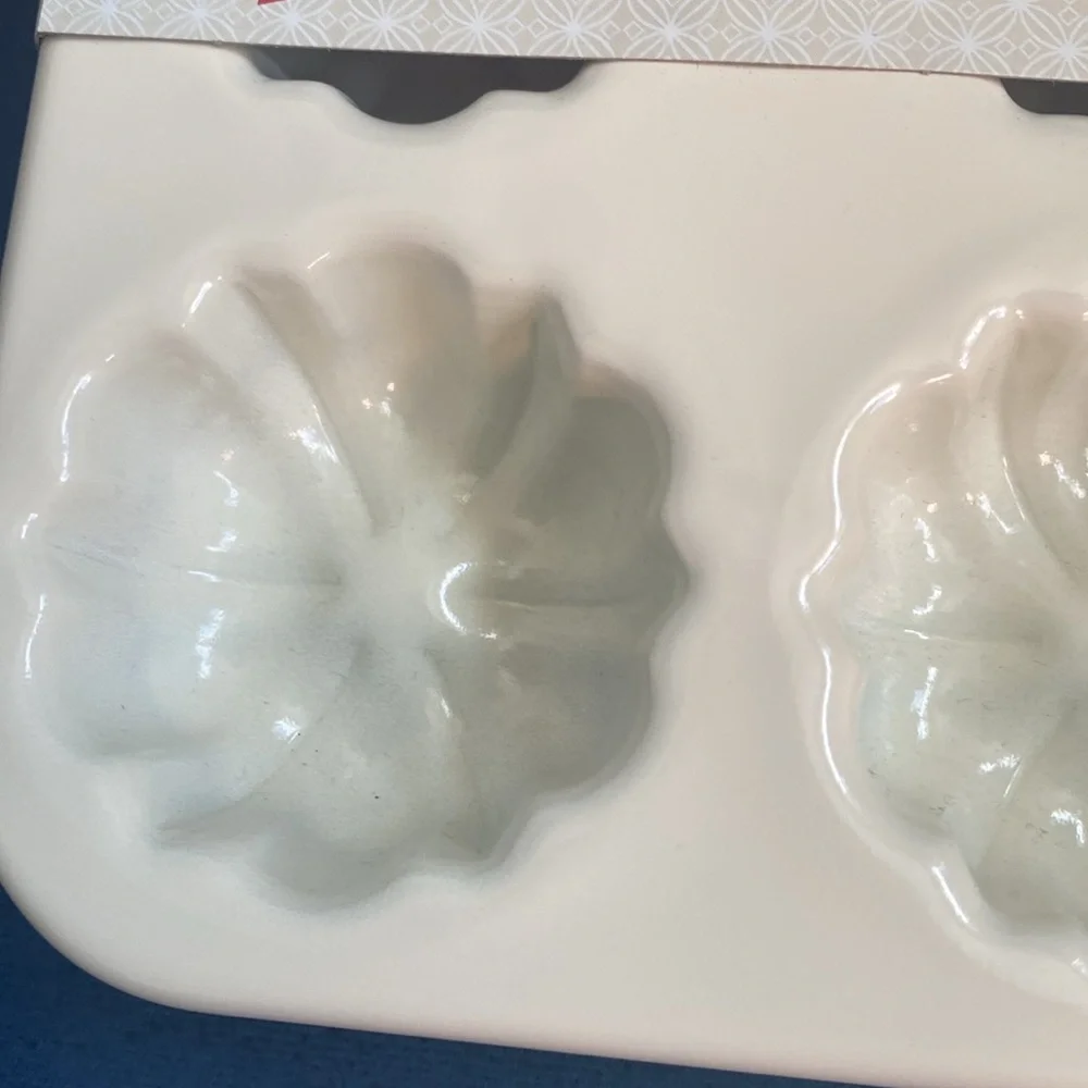 NWT Nordic Ware Bundt Cupcaking Baking Pan in Red